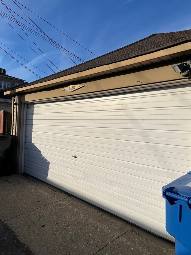 Building Photo - 5133 W Wrightwood Ave