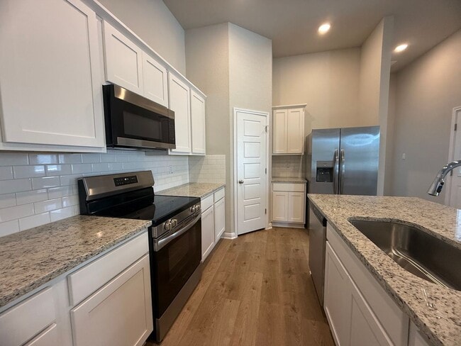 Building Photo - Washer/Dryer Included in the Premiere Luxu...
