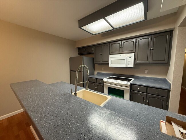 Building Photo - 2 bed 1 bath condo available in Natomas area