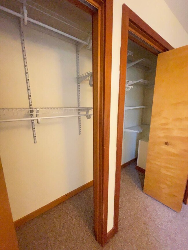 Building Photo - Lovely, updated 2br in Weatherhill. Great location & Carrboro charm!
