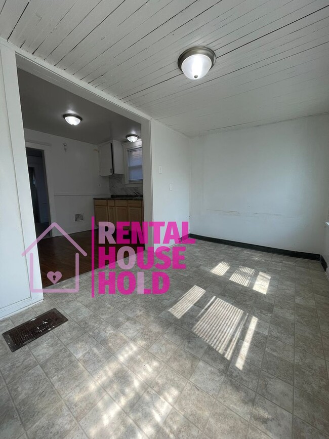 Building Photo - ~ 3 BEDROOM 1 BATH FREE PRE-SCREEN