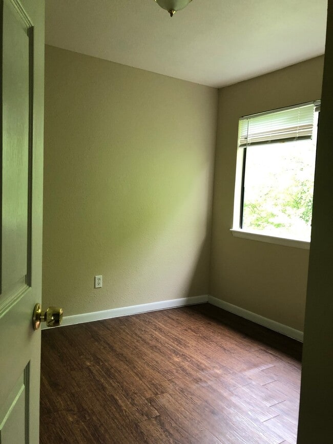 Building Photo - 7549 Windsor Oaks