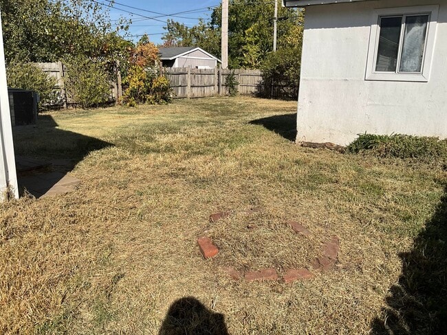 Building Photo - Large Home in Joplin!  3 bedroom, 2 bathro...