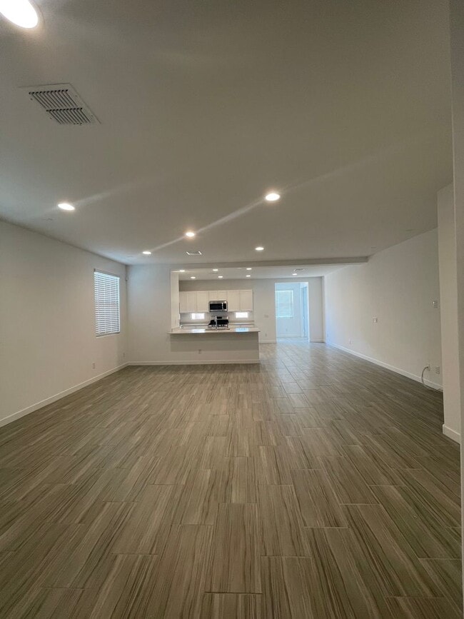 Building Photo - 9343 W Glenrosa Ave