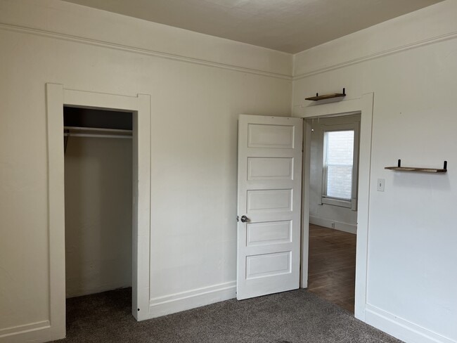 Building Photo - 570 Silver St