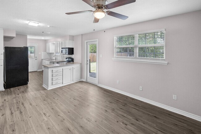 Building Photo - 16766 Lake Cir