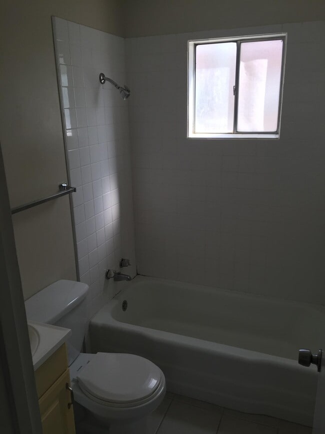 Building Photo - 427 Stanford Dr SE