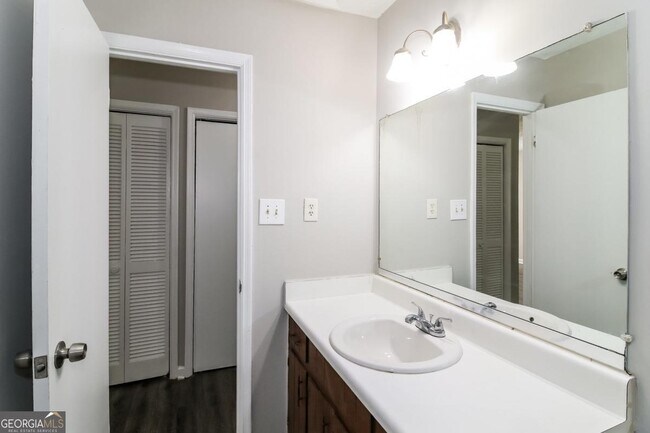 Building Photo - 307 Hamilton Glenn