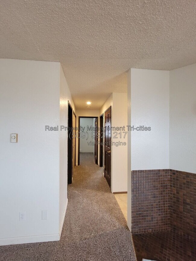 Building Photo - 1102 S Olympia Pl