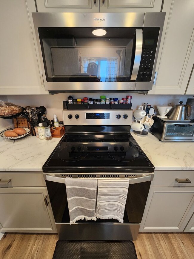 Building Photo - Immaculate 3 bedroom 2 bath split level ho...