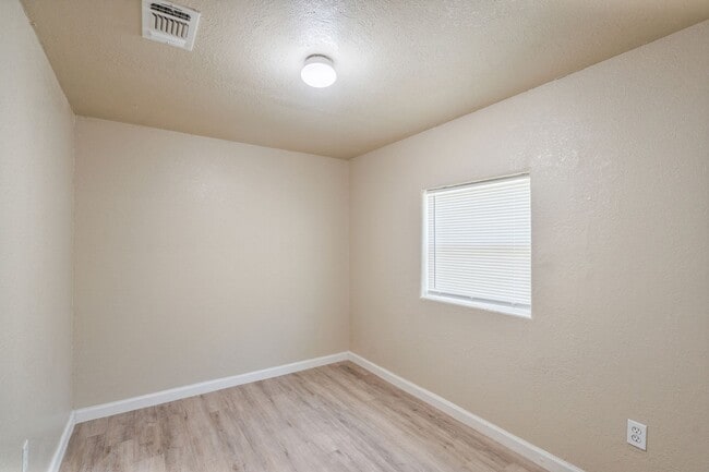 Building Photo - 1000 Qualia Dr