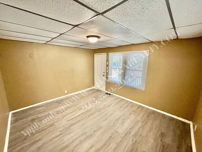 Building Photo - Updated 5 Bed 2 Bath home in Independence-...