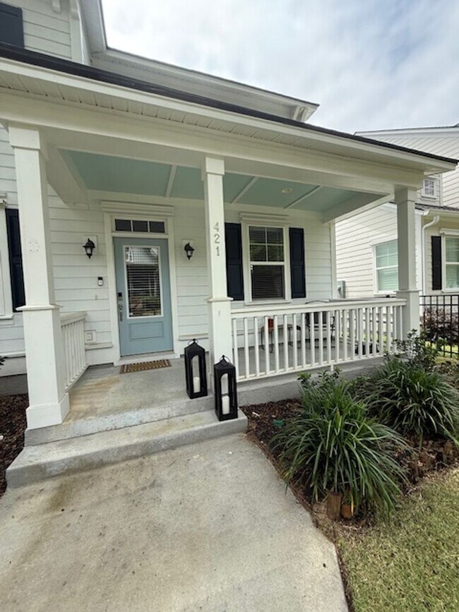Building Photo - Quaint Neighborhood Living: Spacious 3 Bed...