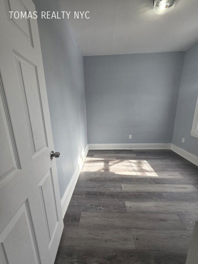 Building Photo - 16 Sherwood Ave