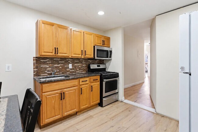 Building Photo - 402 S 15th St