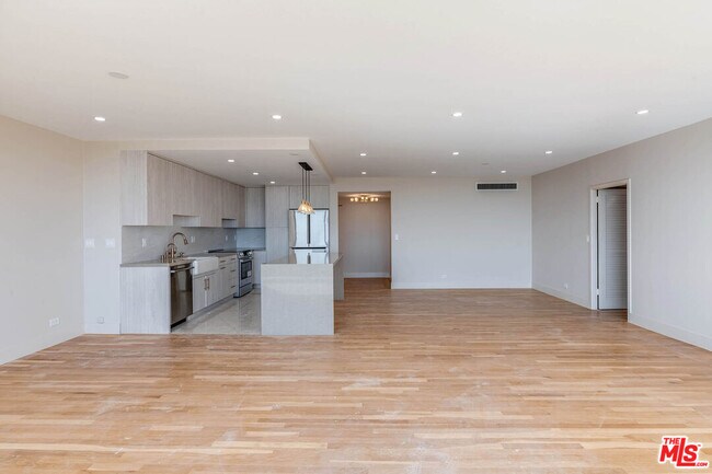 Building Photo - 2222 Ave of the Stars