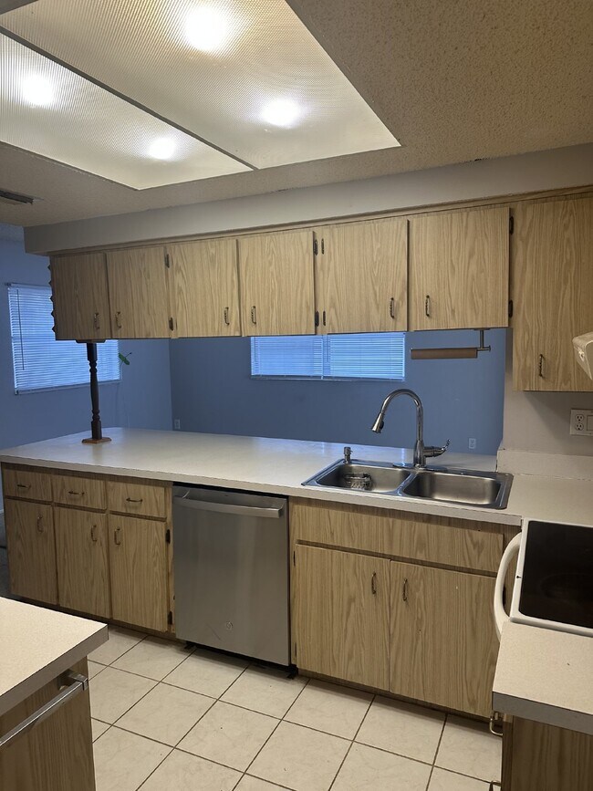 Building Photo - Great Location!  2 Bedroom, 2 Bathroom, 1 Car Garage Home For Rent.