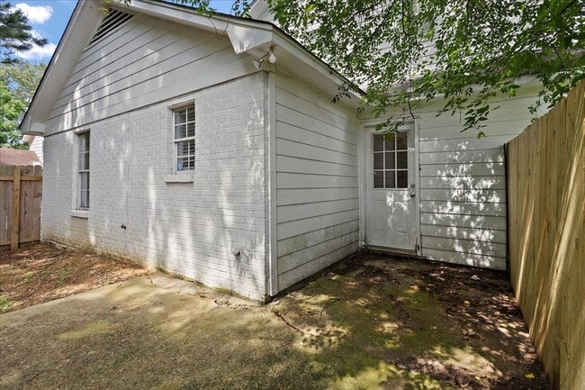 Building Photo - Adorable 3 bed 2 bath Townhome