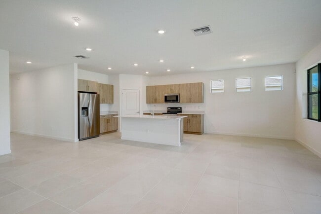 Building Photo - 5946 SE Sky Blue Cir
