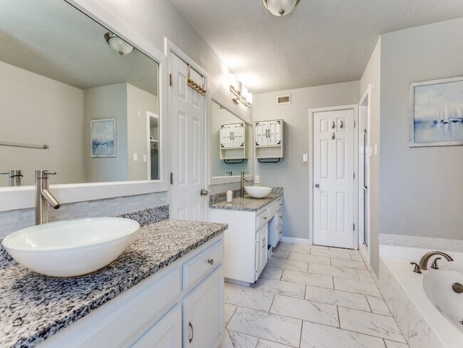 Building Photo - 7905 Skylake Dr