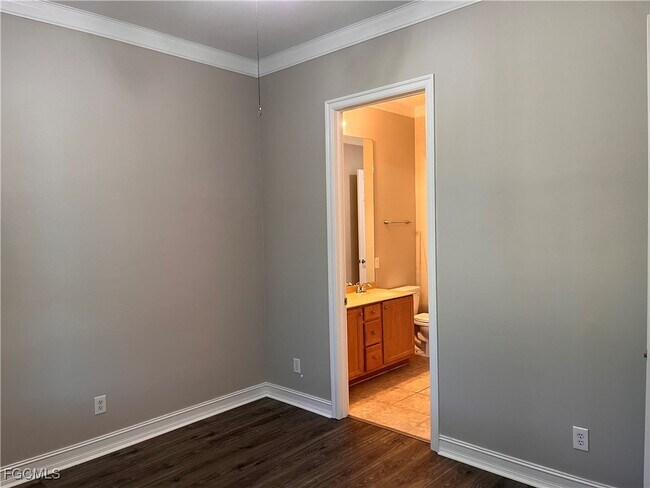 Building Photo - 1521 SW 22nd Pl