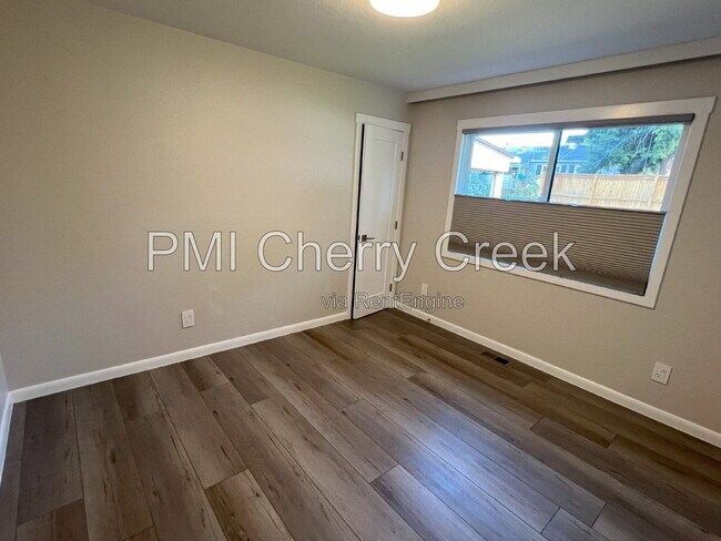 Building Photo - 3000 S Holly Pl