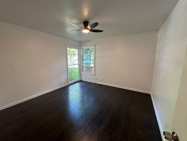 Building Photo - 400-402 North Jefferson - Kaufman