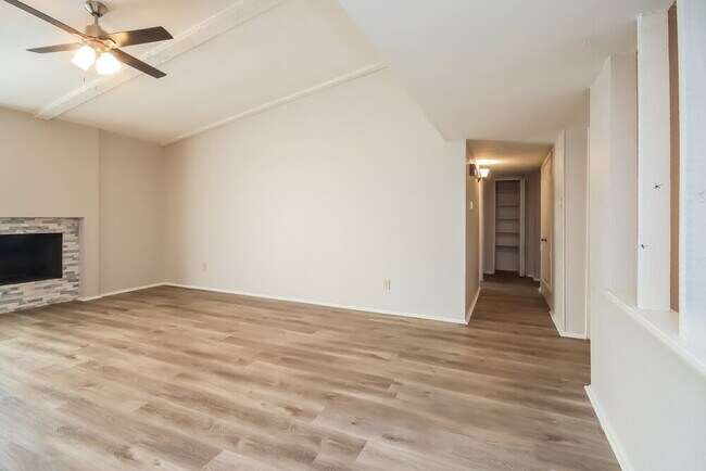 Building Photo - 6310 W Ridgecreek Dr