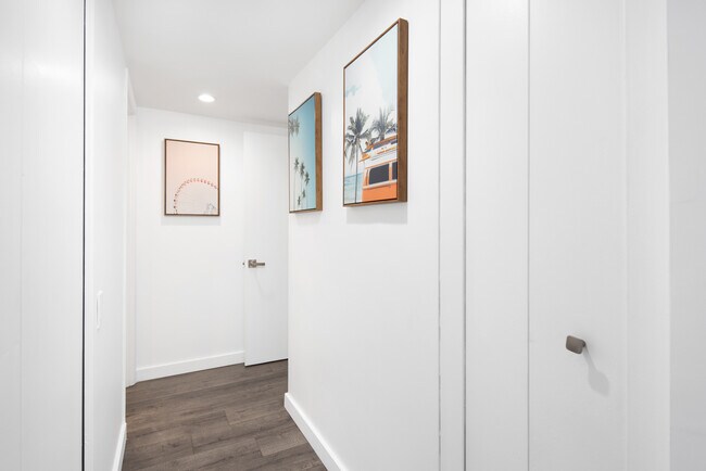 Building Photo - 7135 Hollywood Blvd