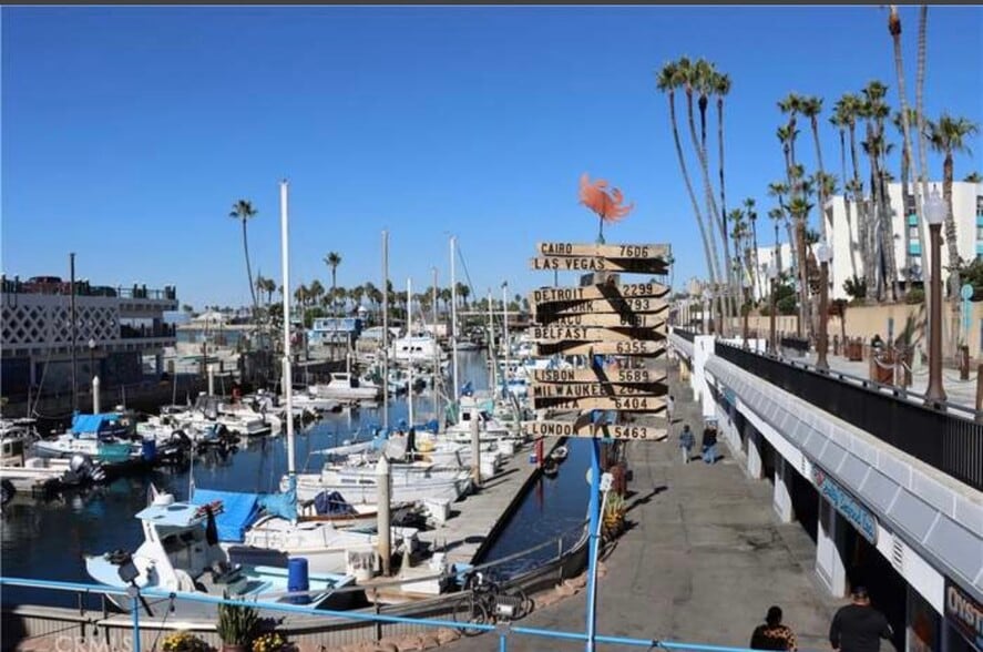 Steps to the pier - 610 The Village