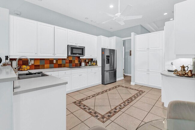 Building Photo - 9737 Parkview Ave