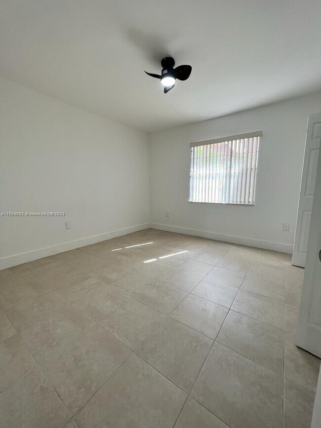 Building Photo - 810 SW 105th Ave