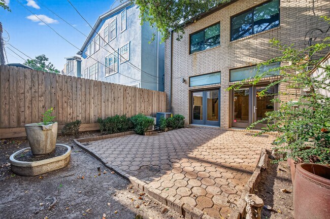Building Photo - 3027 Bissonnet St