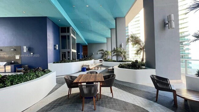 Building Photo - 1300 Brickell Bay Dr