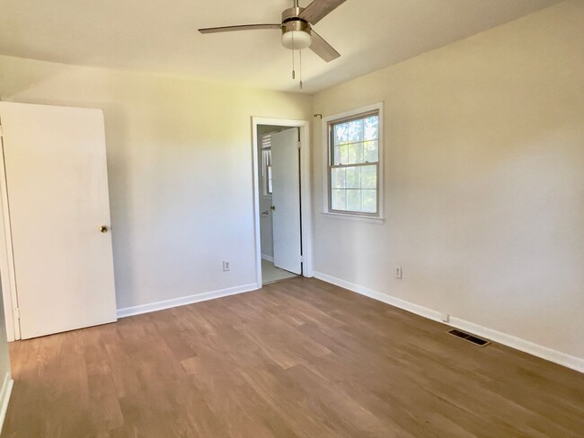 Building Photo - 3 Bedroom 2 bath home with basement locate...