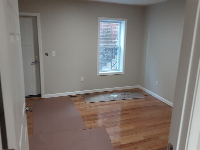 Building Photo - 116 June St