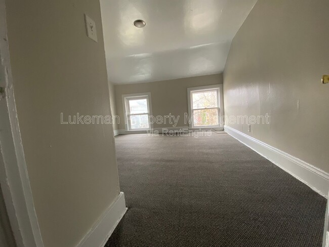 Building Photo - 415-417 W Oak