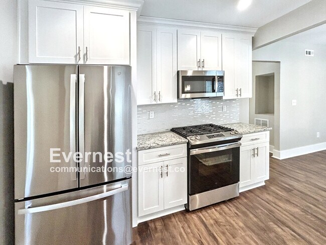 Building Photo - 4-Room Home in Prime Location Near Schools...