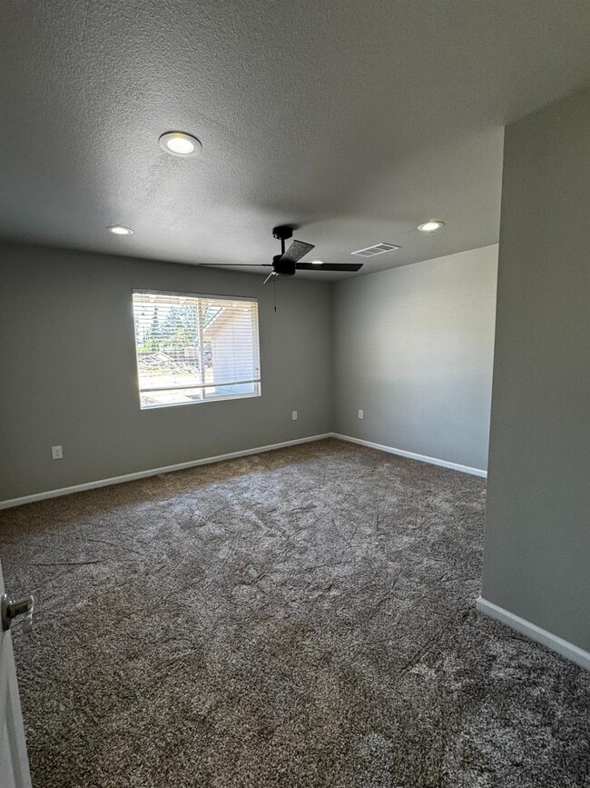 Building Photo - 4832 N Fruit Ave