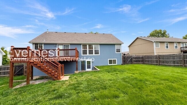 Building Photo - 5 Bed, 3 Bath Home with Fenced Yard & Garage / Pet-Friendly / Available Now!