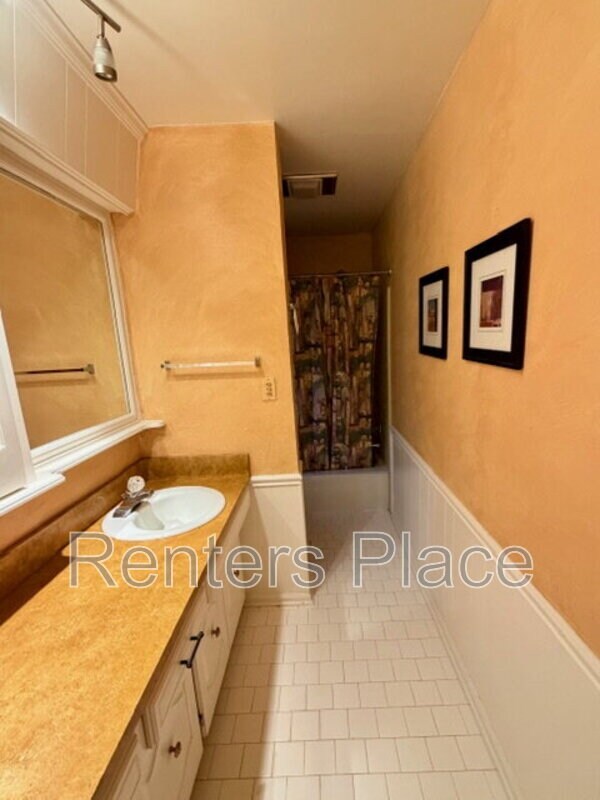 Building Photo - 5724 E 65th Pl