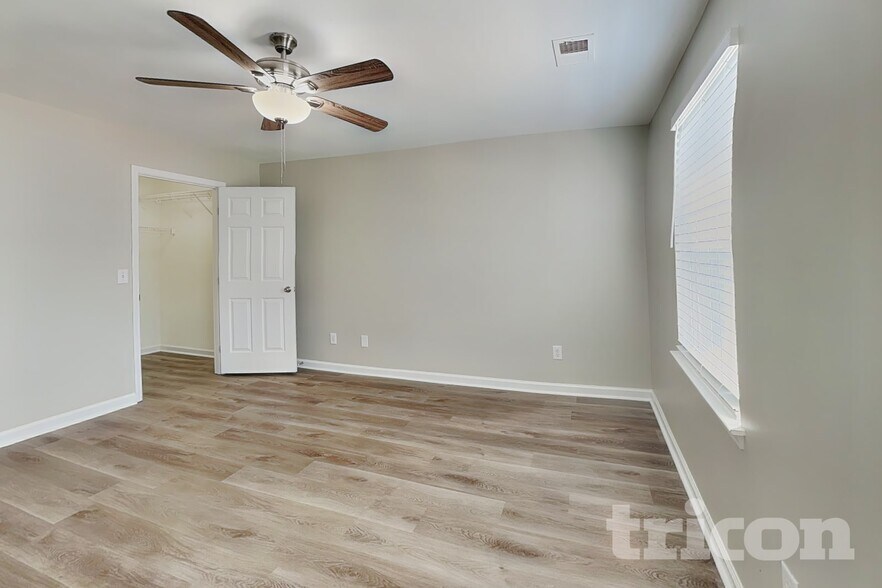 Building Photo - 2536 Bayview Dr