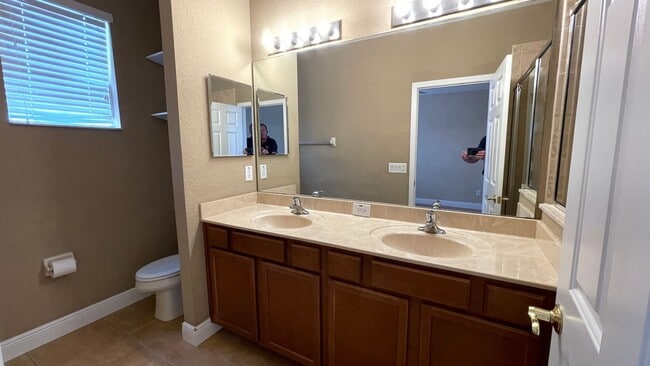Building Photo - Unfurnished Annual Rental