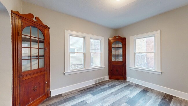 Building Photo - Edgewater Neighborhood - 3 bedroom - 2 Bat...