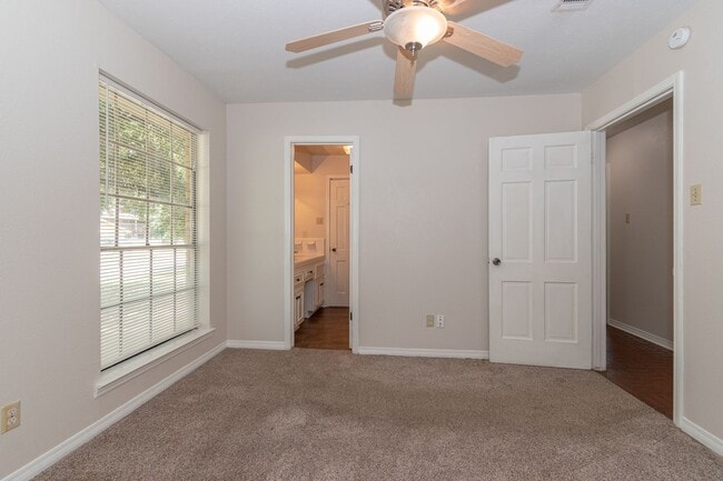 Building Photo - VERY large home in a great location!!
