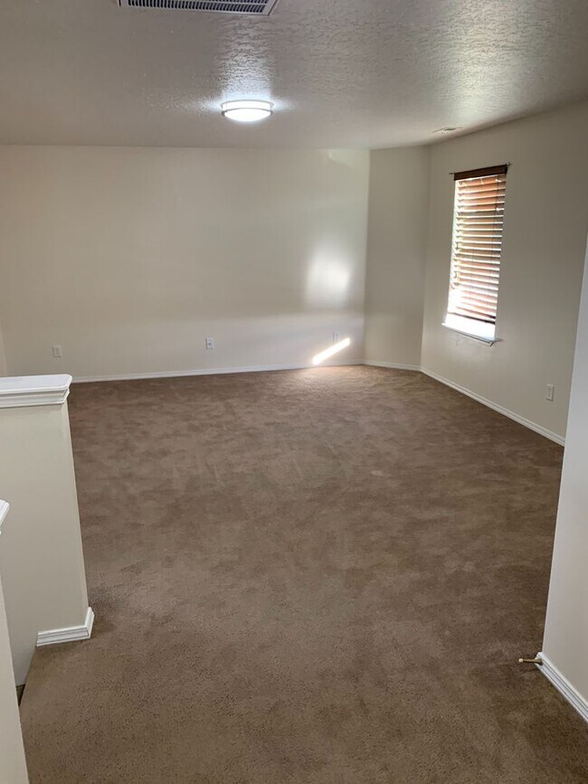 Building Photo - Newer home in the Sawtooth Lakes Neighborh...