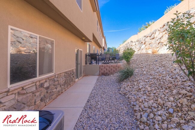 Building Photo - 3 Bedroom Townhome in Buena Vista Community