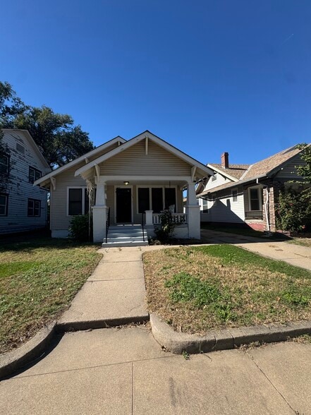 Building Photo - 233 N Poplar Ave