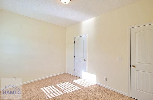 Building Photo - 452 Huntington Dr