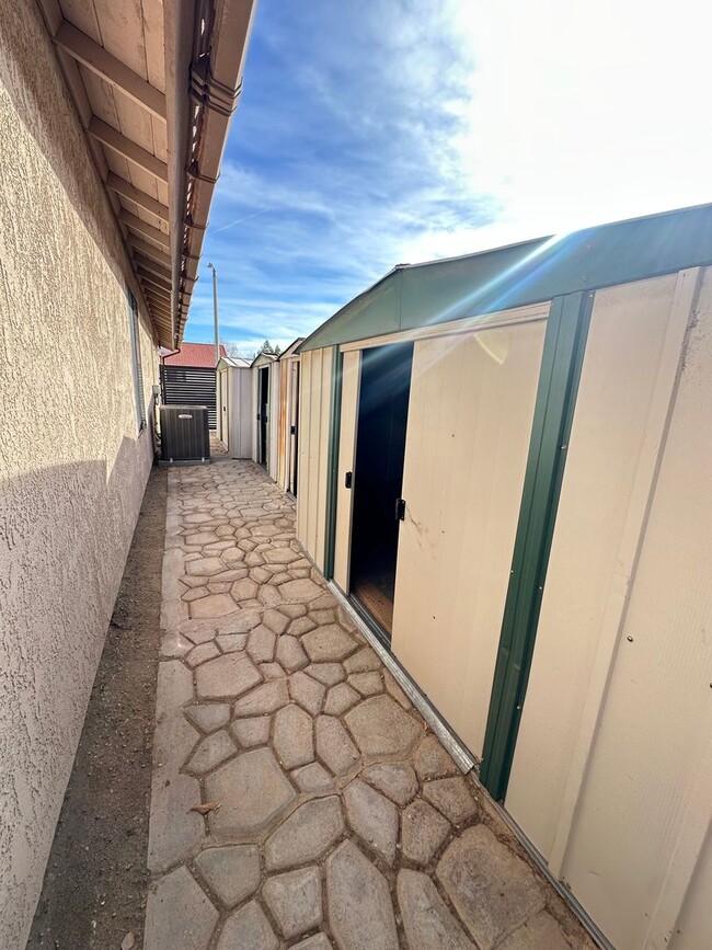 Building Photo - Spacious East Palmdale Home